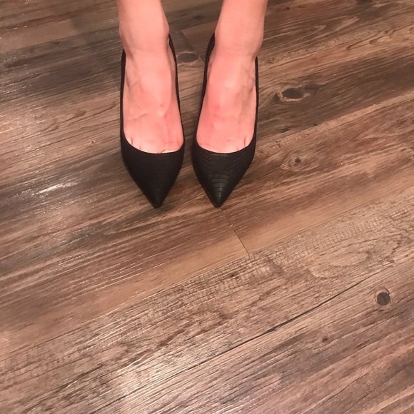 Vince Camuto Black suede snake pump. Size 8 1/2 - Picture 8 of 8